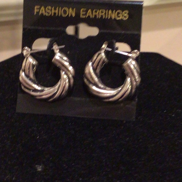 🛍️2 for $35🛍️NWT Silver tone twisted knotted  look hoop earrings - Picture 2 of 2